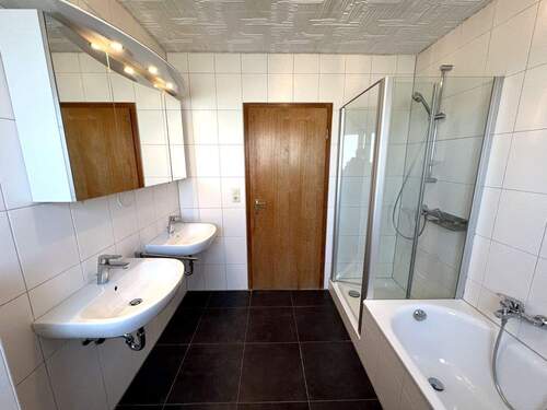 ...mit Dusche und Badewanne - 