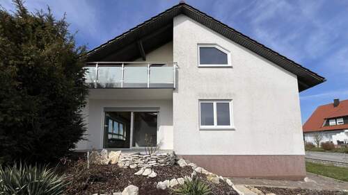 Mit Terrasse und Balkon - 6 Zimmer Einfamilienhaus in Berg bei Neumarkt in der Oberpfalz / Stöckelsberg