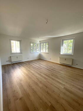 Wohnzimmer - Helle 2-Zimmer-Eigentumswohnung mit Stellplatz - frisch saniert & bezugsfrei