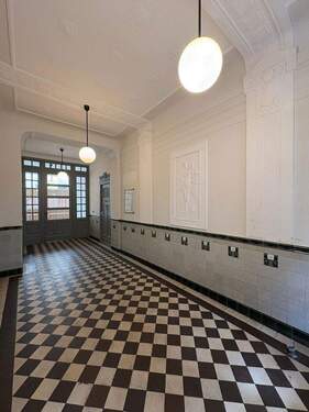 Hauseingang - 2 Zimmer Etagenwohnung zum Kaufen in Berlin