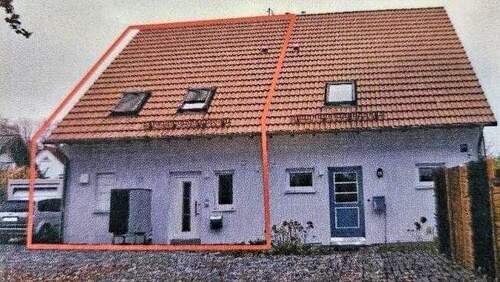 Blick auf die DHH - ZWANGSVERSTEIGERUNG: Doppelhaushälfte in Augsburg ab € 560.000.-- möglich !