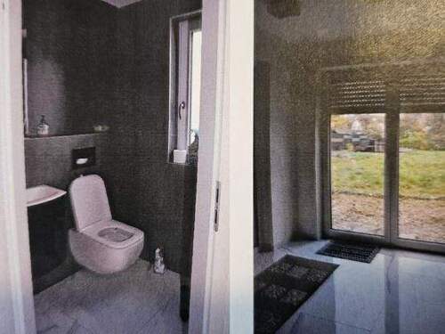 WC und Wohnzimmer - 5 Zimmer Einfamilienhaus zum Kaufen in Augsburg