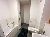 Badezimmer mit Dusche und Badewanne - 
