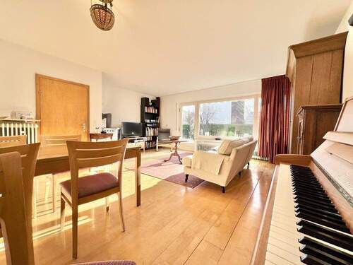 Wohnzimmer mit Zugang zur Terrasse - 