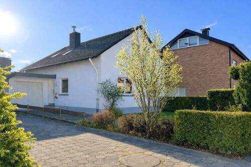 Hausansicht Straßenseite - 6 Zimmer Einfamilienhaus in Detmold