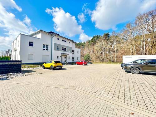 Hausansicht frontseitig mit Parklplatz - 