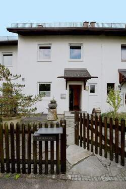Vorderseite mit Vorgarten - 4 Zimmer Reihenmittelhaus zum Kaufen in Unterschleißheim
