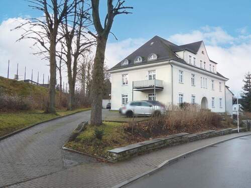 Ansicht Nordost mit Zufahrt Parkplätze - 1 Zimmer Etagenwohnung in Schleiz