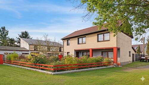 Außenansicht - Ein- Zweifamilienhaus mit großem Garten