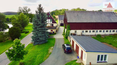 Giebelseite mit Scheune und Garage - 