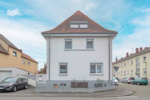 Vorne(1) - Greifen Sie zu! Gepflegtes Einfamilienhaus samt Garten, Garage und 2 Freistellplätzen in Haßloch