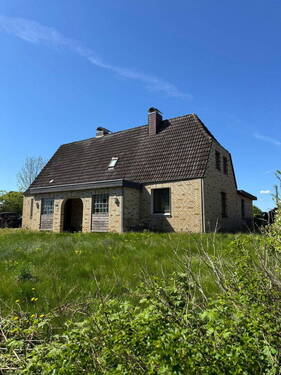 Bild 1 - Renovierungsbedürftiges Zweifamilienhaus in idyllischer Feldlage mit großem Grundstück