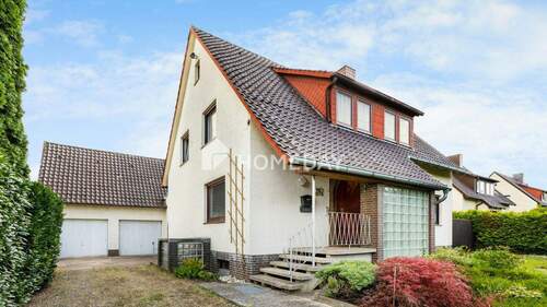 Außenansicht 3 - Großzügiges Einfamilienhaus mit viel Potenzial und Garten