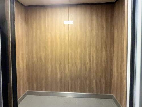 Aufzug hält im Zwischengeschoss 6. und. 7. Etage - 