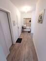 Flur mit Blick zum Eingangsbereich - 