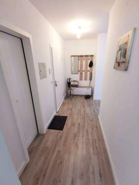 Flur mit Blick zum Eingangsbereich - 