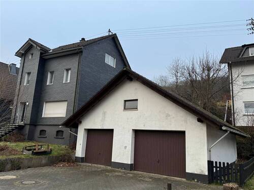 Straßen-Ansicht - 5 Zimmer Mehrfamilienhaus, Wohnhaus zum Kaufen in Kirchhundem