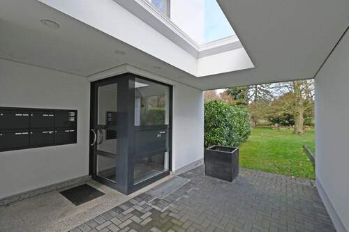 Hauseingang - 4 Zimmer Etagenwohnung zur Miete in Mülheim