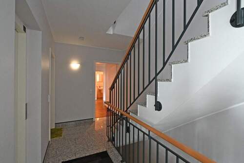 Treppenhaus - 4 Zimmer Etagenwohnung in Mülheim