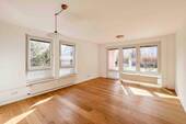 Wohnzimmer - Bezugsfreie, moderne und lichtdurchflutete 3-Zimmer-Erdgeschosswohnung mit Terrasse