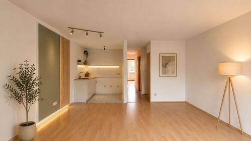 Wohnzimmer mit Küche - KI - Sofort verfügbare 3-Zimmer-Wohnung in Ludwigshafen-Mundenheim für Paare, Studenten oder Investoren