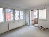 Wohnzimmer mit Balkon - 