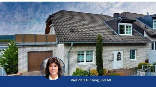 Straßenfront - Hier hat ihr Home-Office eine eigene Etage ! Großzügig geschnittene Immobilie mit vielen Nutzungsvarianten .