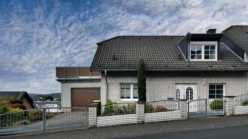 Frontansicht - Doppelhaushälfte mit 214,00 m&sup2; in Hennef zum Kaufen