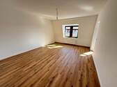 Wohnzimmer_1 - Lichtdurchflutete 3-Zimmer-Mansardwohnung im denkmalgeschützten Altbau - frisch saniert mit 69 m²