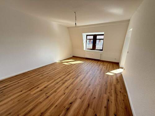Wohnzimmer_1 - Lichtdurchflutete 3-Zimmer-Mansardwohnung im denkmalgeschützten Altbau - frisch saniert mit 69 m²