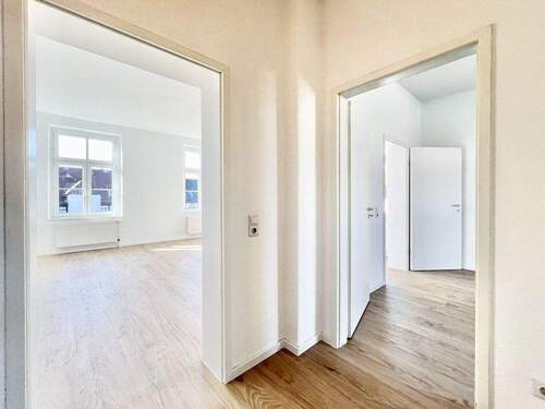 Flur mit Blick in Wohnzimmer + Küche - 