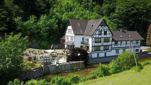 Luft-Aufnahme - Mühlen-Café (geöffnet) mit Wasserrad plus 4 Wohnungen u. 5 Gästezimmer in Schmallenberg!
