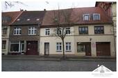 Straßenansicht - Entkerntes Stadthaus mit Baugenehmigung für 3 Wohnungen in Hafennähe zu verkaufen