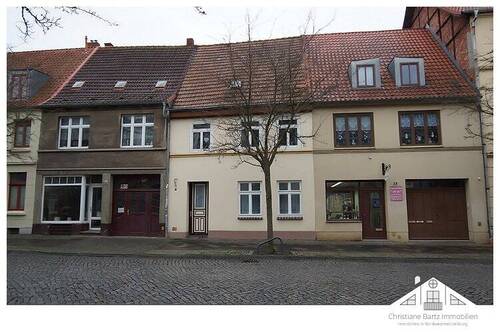 Straßenansicht - Entkerntes Stadthaus mit Baugenehmigung für 3 Wohnungen in Hafennähe zu verkaufen