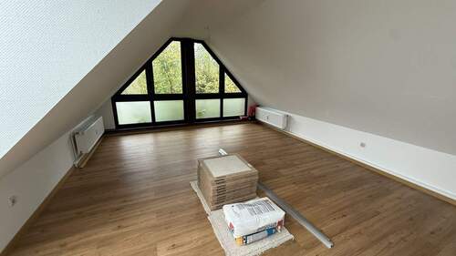 Wohnzimmer + Schlafzimmer - 1-Zimmer Dachgeschosswohnung zu vermieten