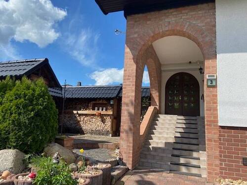 Hauseingang und Holzlager - 