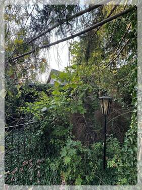 bebaut mit abrissfähigem Bungalow - 