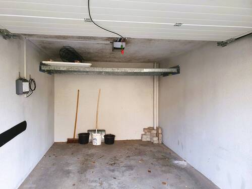 Garage mit elektrischem Tor - 