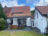 Überdachte Terrasse vom Wohnzimmer - Saniertes Doppelhaus mit zwei Wohneinheiten, Garage und Garten zu verkaufen. Eigentumsgrundstück!