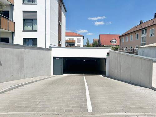 Tiefgaragen Ein- und Ausfahrt - 