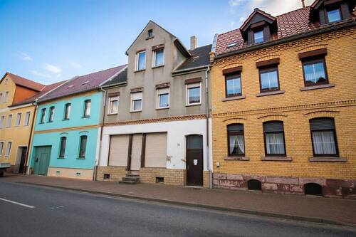 Hausansicht - 8 Zimmer Reihenmittelhaus zum Kaufen in Helbra