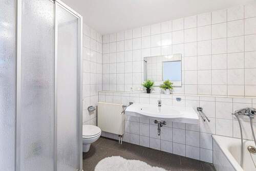 Bad mit Dusche & Badewanne DG - 