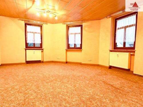 Wohnzimmer - Modernes Tageslichtbad mit Dusche - Einbauküche - 3-Raum-Wohnung in Schlettau im Dachgeschoss!