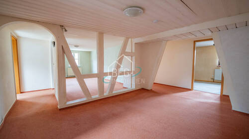 Flur - Großzügige 4-Zimmer-Wohnung mit ca. 107 m² und Stellplatz