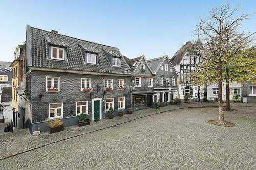 Vorderseite des Hauses - 9 Zimmer Mehrfamilienhaus, Wohnhaus in Mettmann