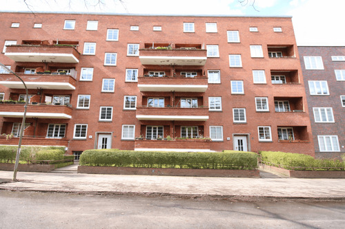 Front - Ruhig gelegen & bestens angebunden: 2,5-Zimmer-Wohnung in Winterhude