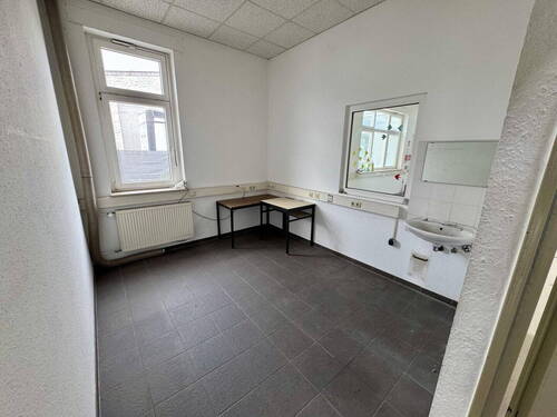 Hallen/Meister-Büro - 