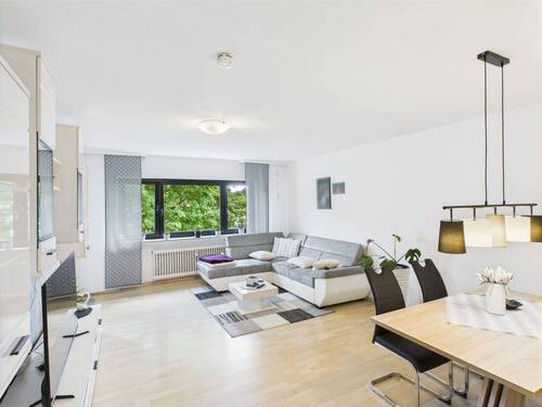 Wohnzimmer - Charmante 2-Zimmer Wohnung mit Balkon