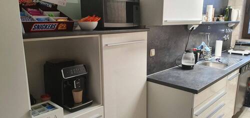 Küche mit Kaffee-Vollautomat, Sandwich-Grill, Mikrowelle, Kühlsc - Büro in Oberhaching