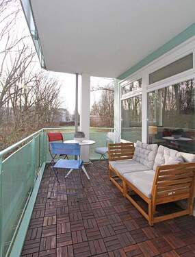 Bequemer Balkon mit Blick ins Grüne - 3 Zimmer Etagenwohnung in München